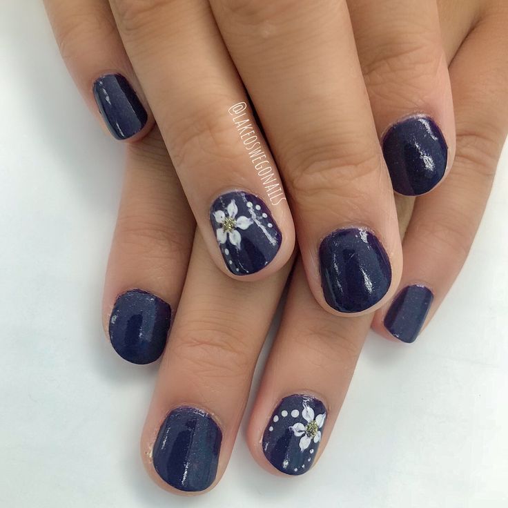 navy blue nails, flower nail art Navy Blue Manicure Ideas, Navy Wedding Nails Bridesmaid, Navy Blue Spring Nails, Navy Spring Nails, Blue Nail With Flower, Navy Nails With Flowers, Dark Blue Nail Art Short Nails, Nails For A Blue Dress, Navy Wedding Nails