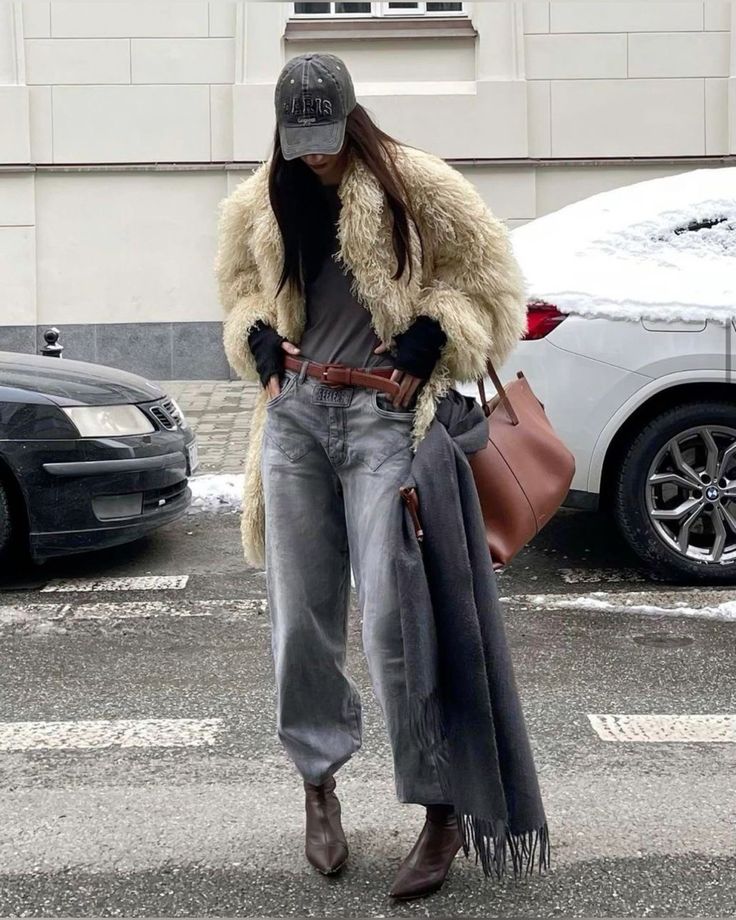 Europe Winter Fashion, Fur Coat Outfit, Style 2023, Looks Street Style, Outfit Trends, Coat Outfits, Mode Inspo, Fur Fashion, Mode Vintage