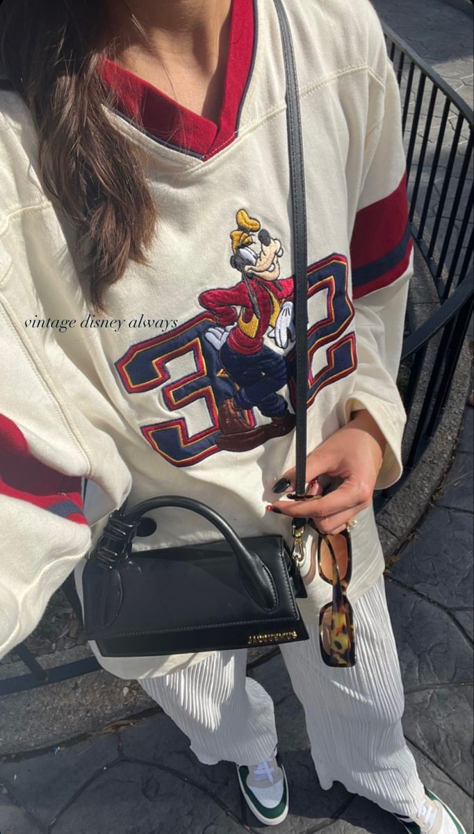 Modern Disney world outfit park look Streetwear Disney Outfit, Winter Outfit Disneyland, Disney World Outfits Preppy, Vintage Disney Outfits Women, Disney Vintage Clothes, Disneyland Outfits Character, Gen Z Disney Outfits, Vintage Disneyland Outfits, Disney Baddie Outfits