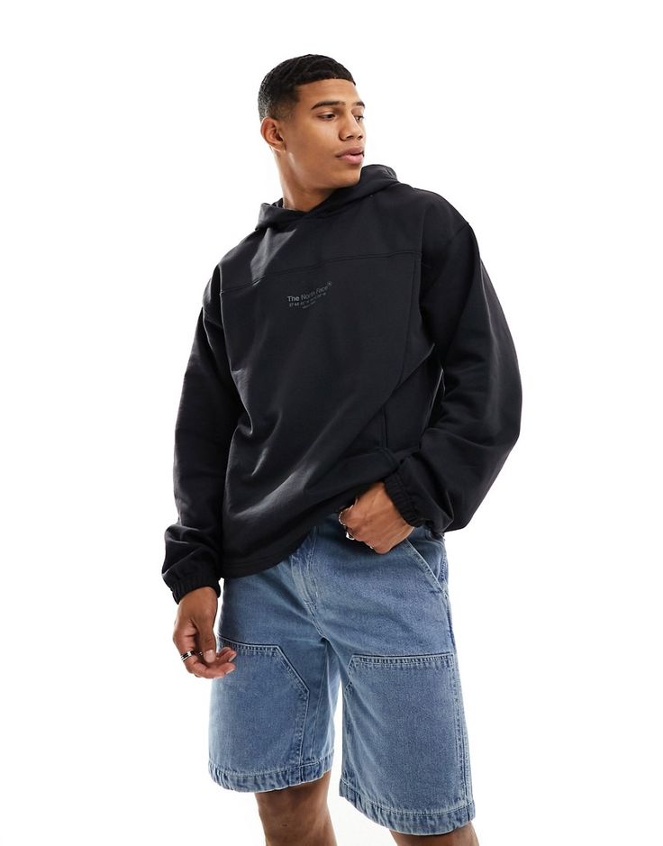 Hoodies & Sweatshirts by The North Face Laid-back looks Fixed hood Logo print on chest Side pockets Relaxed fit