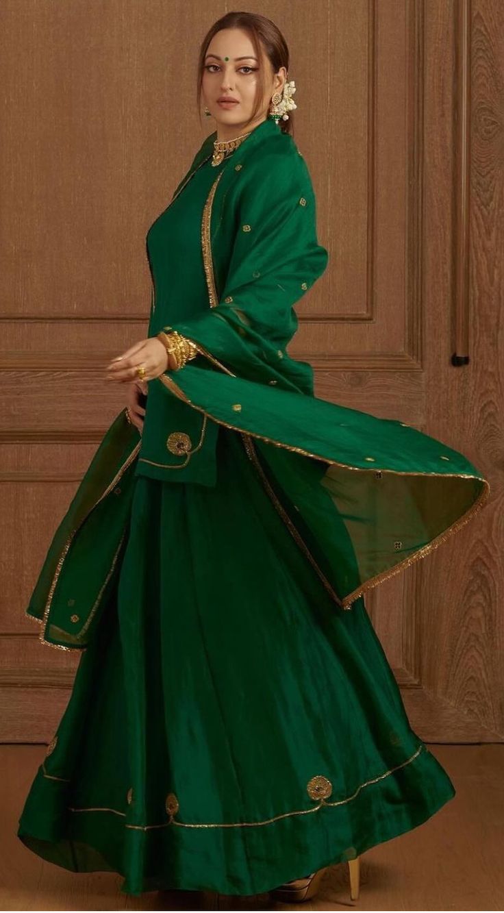 Green Sharara, Trendy Outfits Indian, Lehenga Designs Simple, Desi Fashion Casual, Bridal Dress Fashion, Indian Dresses Traditional, Traditional Indian Outfits, Dress Design Patterns, Sonakshi Sinha