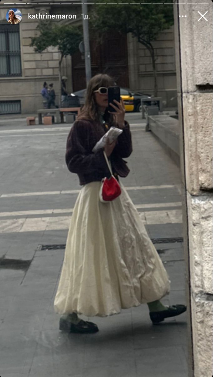 Oversized Outfit Inspiration, Skirt Layering Outfit Winter, Thespian Aesthetic Outfit, Street Style With Skirt, Mini Silk Skirt Outfit, Lace Skirt Aesthetic, Winter Copenhagen Style, Jeju Outfit, Big Skirt Outfit