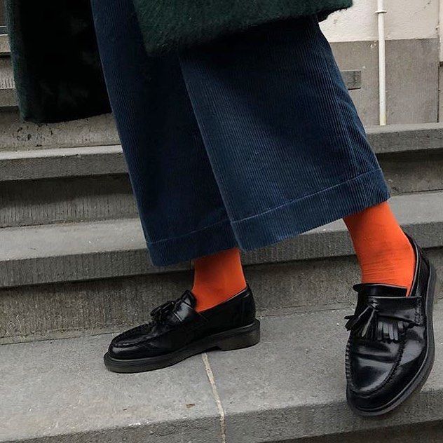 27.1k Likes, 122 Comments - Dr. Martens (@drmartensofficial) on Instagram: “DOC’S & SOCKS: The iconic Adrian Tassel Loafer and red socks are a match made in shoe heaven. Show…” Loafers With Socks, Look Winter, Shoes For Spring, Doc Martens Outfit, Womens Loafers, Loafers Outfit, Tokyo Street Fashion, Mode Inspo, Grunge Style