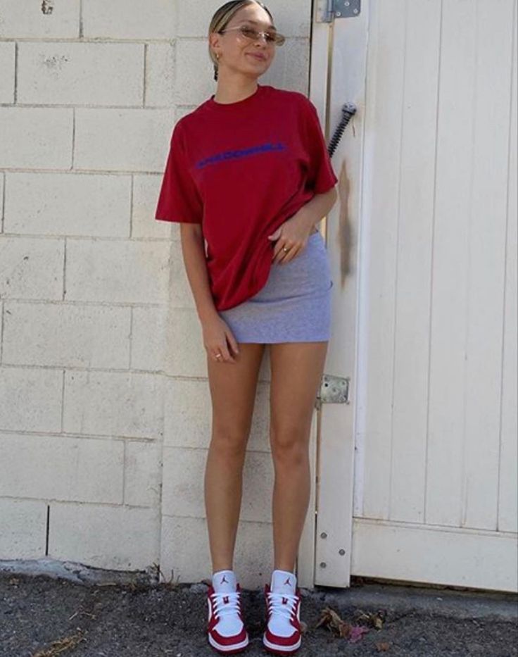 Red Jordans Outfit For Women, Red Jordan 1 Outfit, Outfit With Jordan 1, Lazy Girl Outfits, Jordan Outfits Womens, Jordan Dress, Jordan 1 Outfit, Jordan Outfit, White Mini Skirts