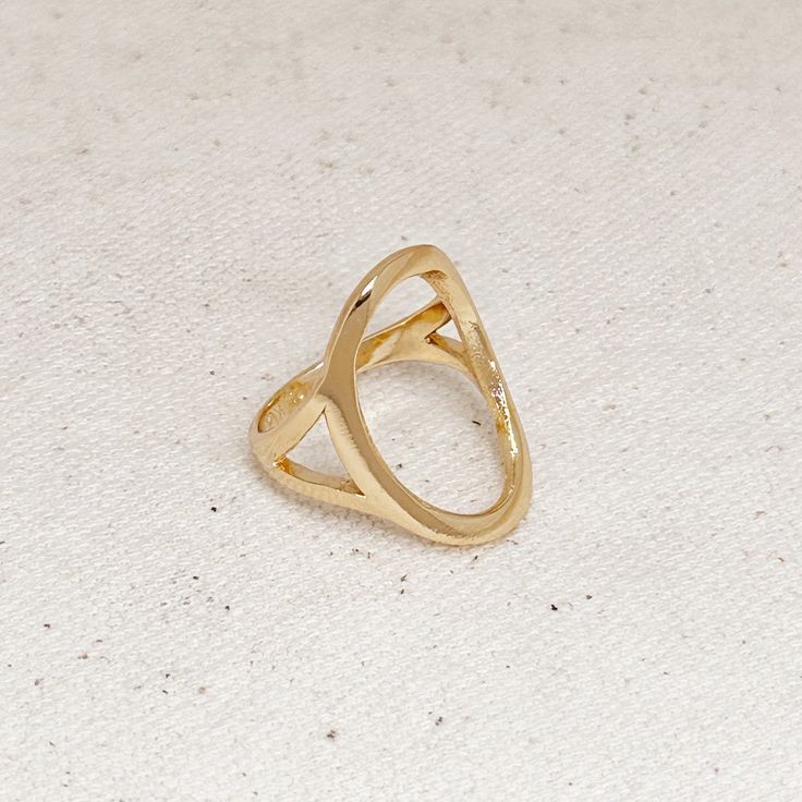 This 18k gold-filled oval-shaped ring is sure to turn heads! Its unique geometric design and stylish look make it the perfect addition for any fashionista's collection. Add some luxury to your life today! Metal: 18k Gold filled Available sizes:  6,7, 8, 9 and 10 Hypoallergenic Waterproof Handcrafted in Brazil Modern Gold Oval Ring, Modern Gold Midi Rings With Open Band, Modern Gold Midi Ring With Open Band, Modern Gold Open Band Midi Rings, Modern Gold Open Circle Ring, Modern Oval Midi Rings For Everyday, Modern Oval Yellow Gold Midi Rings, Modern Yellow Gold Oval Midi Rings, Elegant Gold Open Circle Midi Rings