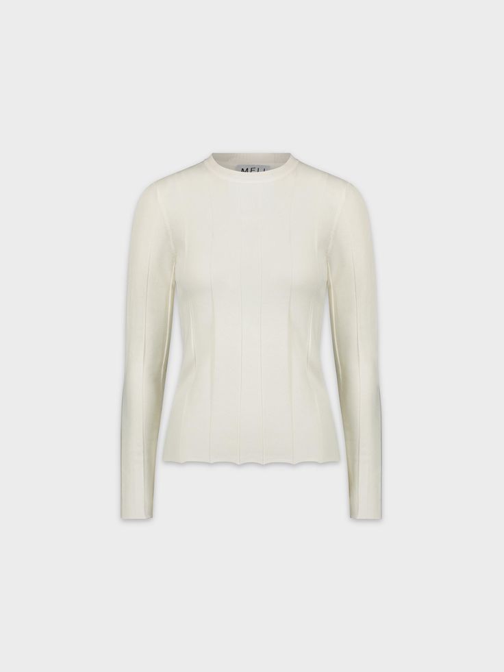 El Wide Ribbed Sweater es un suéter de cuello redondo de canalé suave y cómodo. ¡Este top versátil es un excelente básico para usar con cualquier falda de tu armario! White Fitted Sweater With Ribbed Neckline, Ribbed Crew Neck Top With Minimal Stretch, Classic Ribbed Knit Top, Classic Ribbed Knit Top For Spring, Ribbed Crew Neck White Sweater, Classic Ribbed Knit Top For Winter, Ribbed Sweater For Layering, Ribbed Fitted Long Sleeve Top For Layering, Cream Ribbed Crew Neck Top