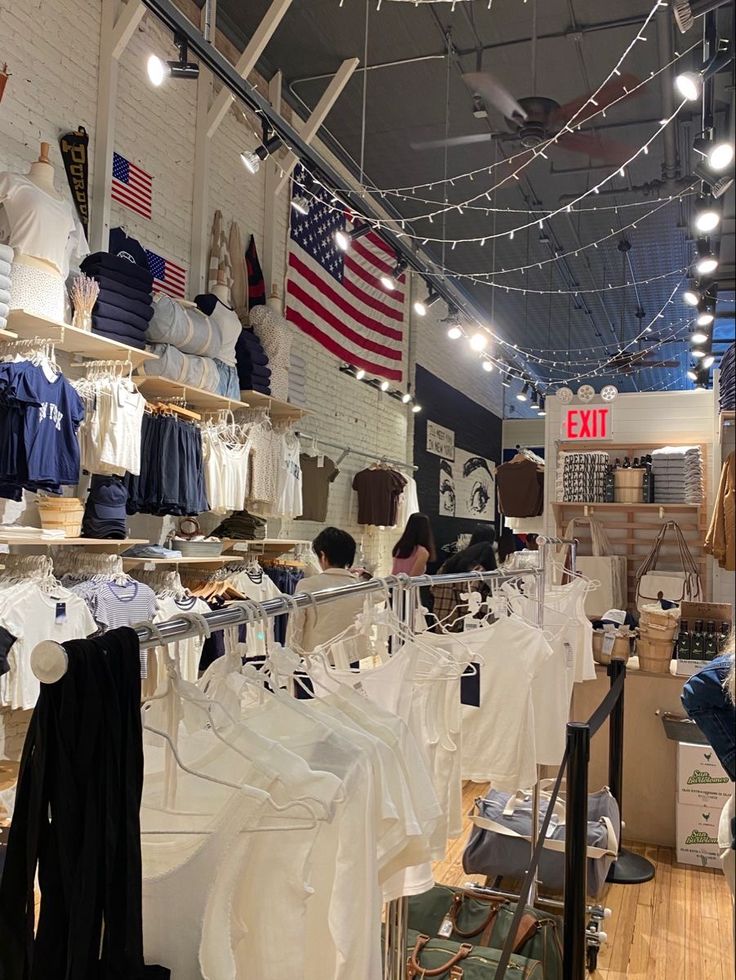 Nyc Shopping Outfit, Brandy Melville Interior, Brandy Melville Store Aesthetic, Nyc Shopping Aesthetic, Soho Nyc Aesthetic, Nyc Shops, Brandy Melville Store, Soho Shopping, Brandy Aesthetic