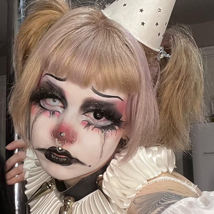 Clown Like Makeup, Mad Clown Makeup, Yeahimcaroline Makeup, Dark Clown Aesthetic Outfit, Clown Girl Makeup Halloween, Scary Female Clown Makeup, Scary Cute Clown Makeup, Caroline Carr Outfits, Creepy Girl Clown Makeup