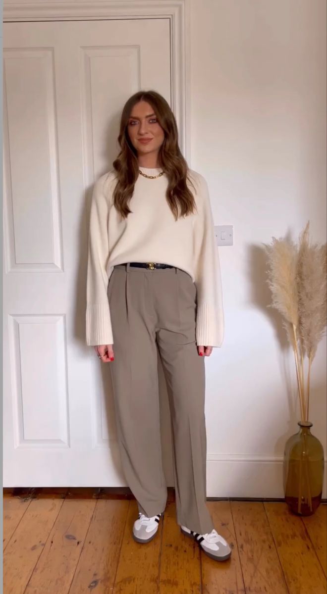 Taupe Outfit, Taupe Pants, Winter Family Photoshoot, Wide Leg Trousers Outfit, Dress Pants Outfits, Trousers Outfit, Saree Wearing Styles, Samba Outfit, Taupe Dress