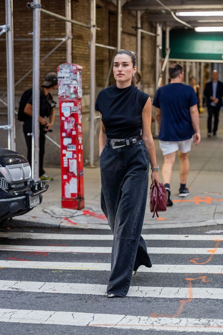 Black Pants Street Style, How To Style Wide Leg Black Jeans, Black Wide Leg Suit Pants Outfit, Slacks Street Style, Wide Leg Pant Boots, Wide Leg Trouser Outfit Ideas Women, Dress Pants Outfits Winter, Dark Jean Outfit, Wide Leg Trousers With Boots