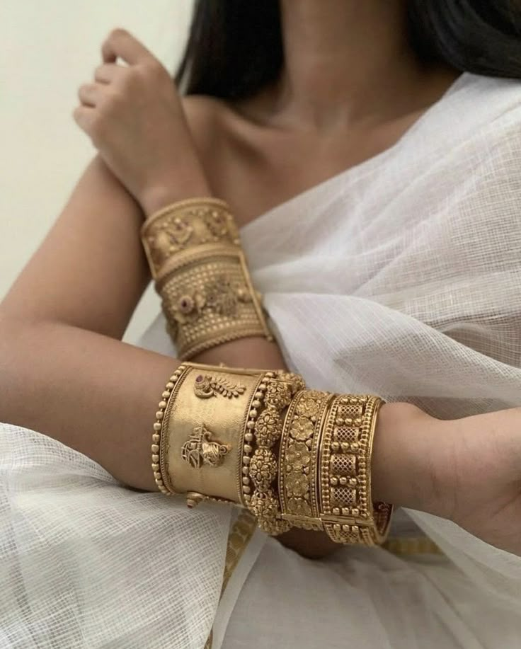 Modern Gold Jewelry Indian, Desi Jewellery, Jewelry Vault, Desi Couture, India Trip, Random Products, Indian Wedding Jewelry Sets, Vintage Collections, Indian Bridal Jewelry Sets