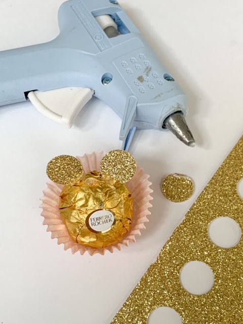 Minnie Mouse Favors Ideas, Minnie Mouse Party Favors Diy, Minnie Mouse Crafts, Rose Gold Minnie Mouse Party, Minnie Mouse Candy Table, Gold Minnie Mouse Party, Minnie Mouse Baby Shower Ideas, Minnie Party Favors, Minnie Mouse Ferrero Rocher