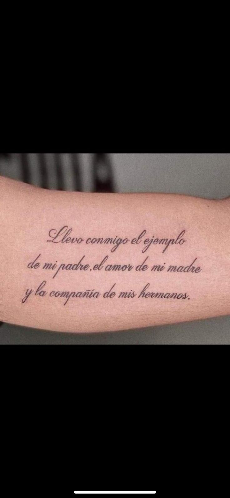 a person with a tattoo on their arm that says, i love you in spanish