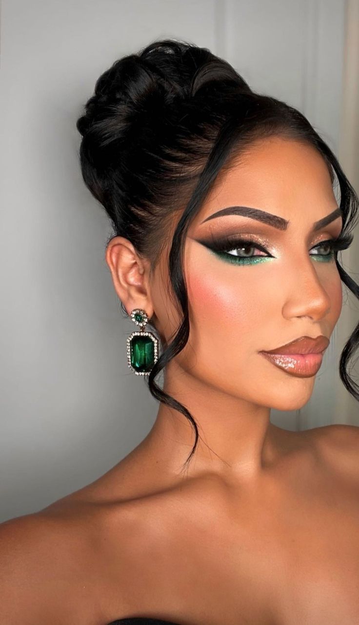 Machiaj Smokey Eyes, Green Dress Makeup, Competition Makeup, Prom Eyes, Maquillage Yeux Cut Crease, Gold Makeup Looks, Prom Eye Makeup, Mode Editorials, Prom Makeup Looks