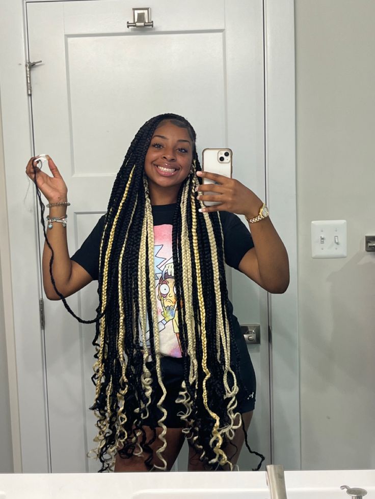 Knotless With Blonde And Black, Peak A Boo Braids Brown, Braided Box Braids Hairstyles, Braid Hair Combos, Knotless Box Braids With Color And Curls, Braids For Teenage Girls Hair Black, Peka Boo Braids Color, Pick A Boo Braids, Peek A Boo Box Braids With Curls