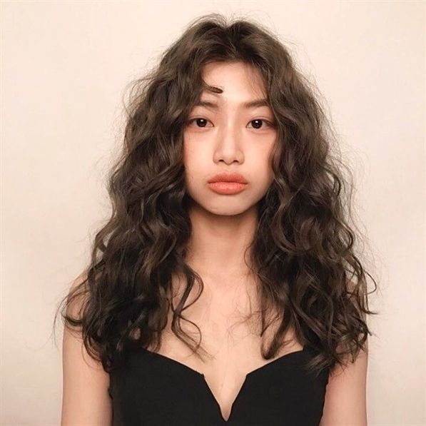 Perm Round Face, Korean Curly Perm, Romantic Wavy Hair, Curly Hair Character, Face Framing Layers Wavy Hair, Pelo Ondulado Natural, Japanese Perm, Haircut Inspired, Curly Asian Hair