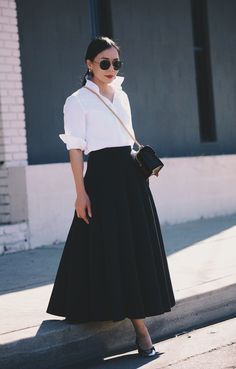 Black Skirt White Shirt, A Line Skirt Outfits, Black Full Skirt, Black A Line Skirt, Black Skirt Outfits, White Shirt Outfits, Midi Skirt Outfit, Bag Chanel, Elsa Schiaparelli