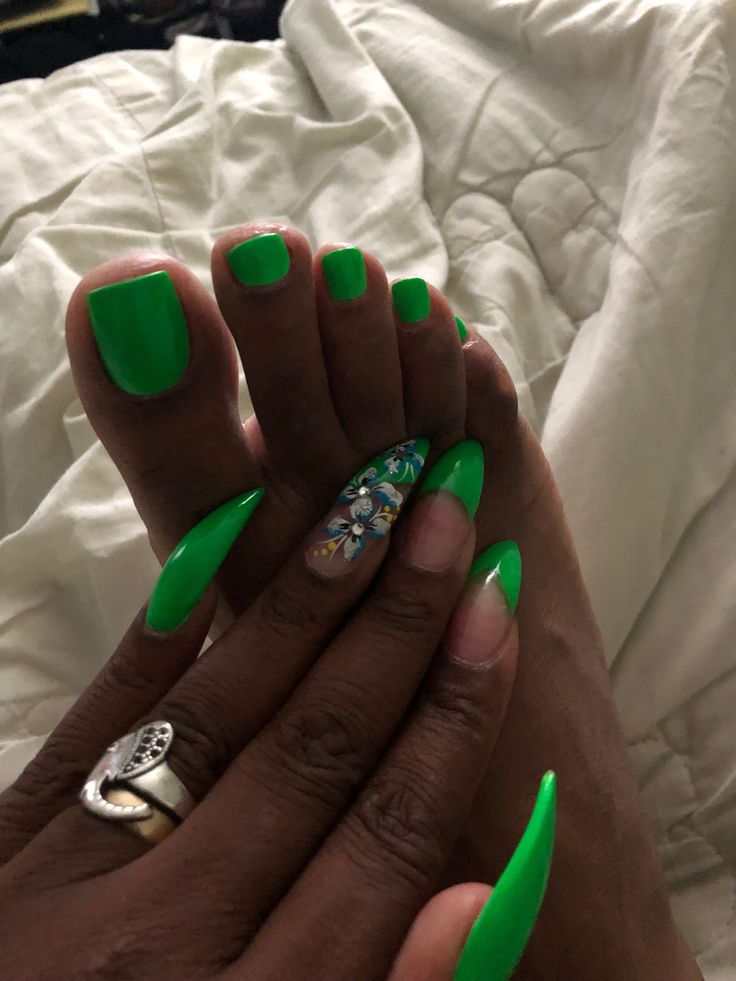 Neon Green Acrylic Nails Designs, Hot Green Nails Acrylic, Lime Green Nails Square, Kelly Green Nails Acrylic, Green Toes Black Women, Vibrant Green Nails, Kelly Green Nails Design, Grass Green Nails, Green Toes Nails