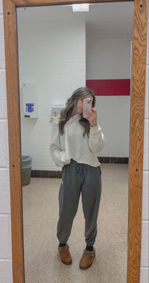 Sweatpants And Sweatshirt, Cute Comfy Outfits With Sweatpants, Sweatpants And Crewneck Outfit, Cute Grey Sweatpants Outfit Winter, Scrunched Sweatpants Outfit, Simple Outfits With Sweatpants, Yoga Sweatpants Outfit, Lazy School Fits Sweatpants, Sweatpants Outfit For School Winter