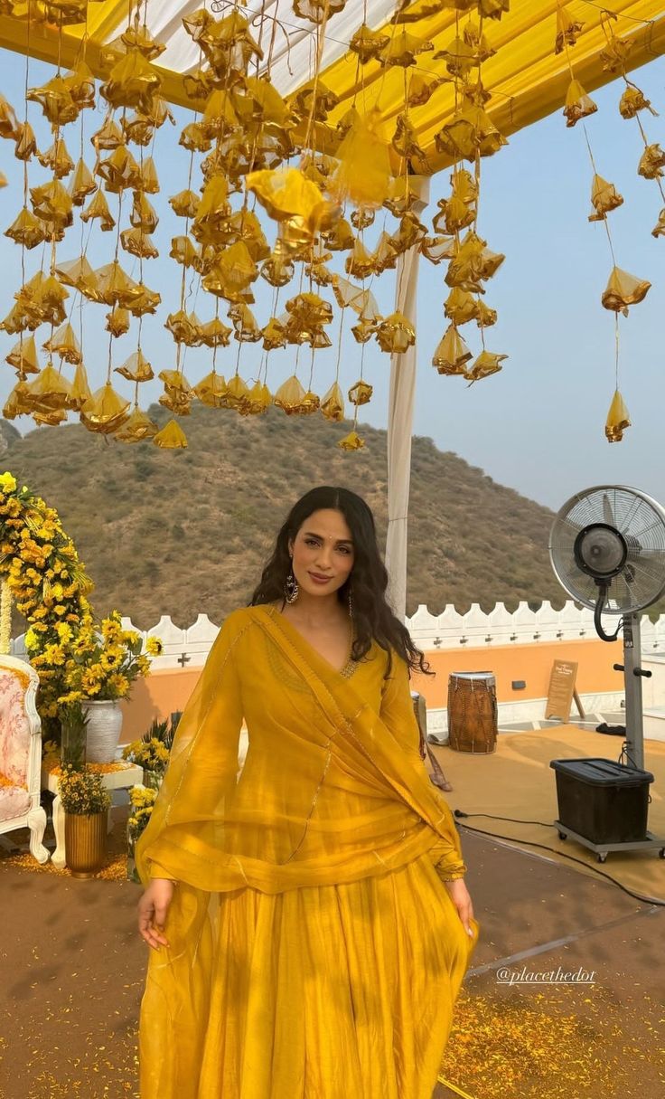 Haldi Outfits Aesthetic, Haldi Dress Outfits, Mid Size Indian Outfits, Gaye Holud Outfit, Yellow Desi Outfit, Simple Haldi Outfit, Maiyan Outfit, Haldi Guest Outfit, Dholki Look