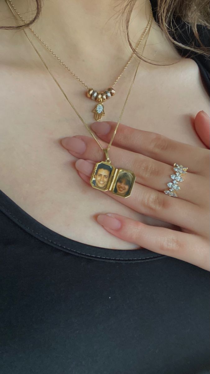 Gold Locket Necklace Aesthetic, Ring Necklace Aesthetic, Nickles Jewelry, Locket Necklace Aesthetic, Necklace Aesthetic Gold, Locket Aesthetic, Gold Necklace Aesthetic, Necklace Aesthetic, Aesthetic Gold