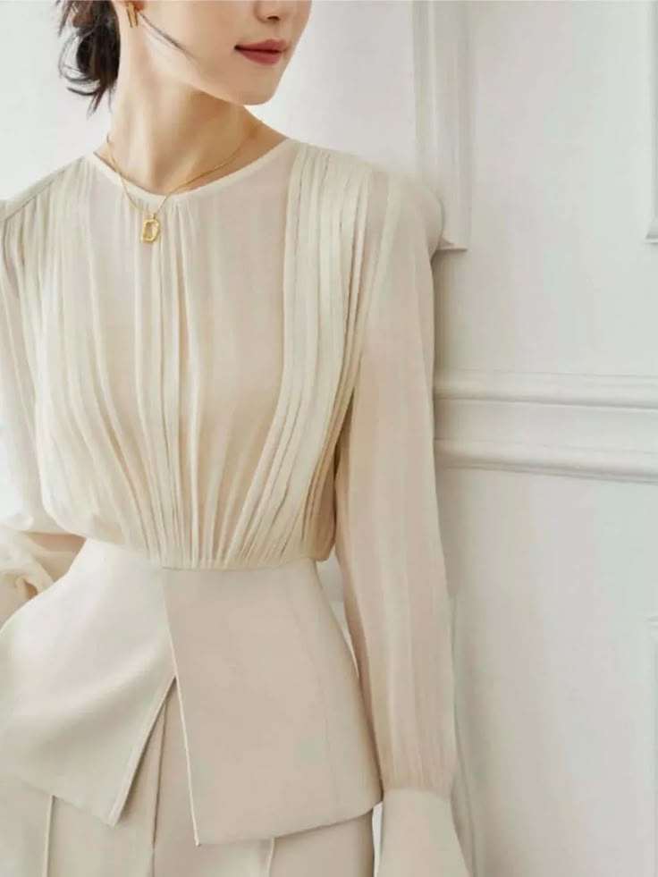 White Long Sleeve Blouse, Stil Elegant, Elegant Blouses, Top Pants Set, Modest Fashion Outfits, Suit Fashion, Mode Inspiration, Looks Style, Elegant Outfit