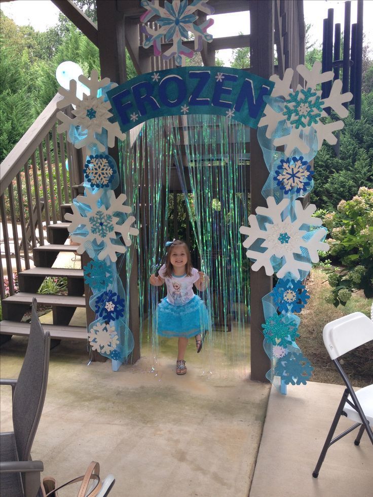 Frozen arbor with shimmer backdrop added. The wow factor in the birthday party! Tip- use LOTS of glitter! Handmade by Holly D. Elsa Birthday Balloons, Frozen Birthday Party Decorations Diy Cricut, Frozen 3rd Birthday, Elsa Party, Frozen Birthday Party Decorations, 4de Verjaardag, Elsa Birthday Party, Frozen Decorations, Frozen Bday Party