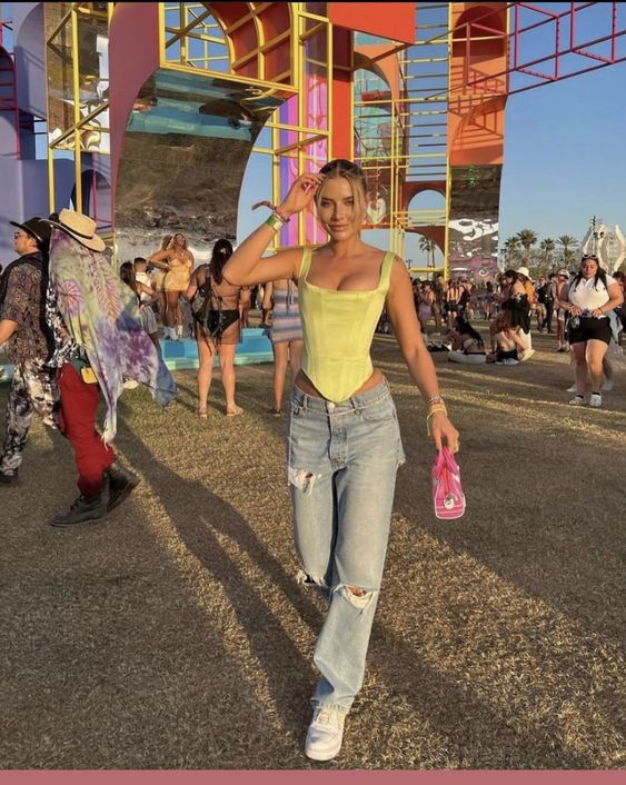 50 Best Coachella Outfits To Wear in 2023 Music Festival Outfits Casual, Look Lollapalooza, Best Coachella Outfits, Tomorrowland Outfit, Outfits Coachella, Coachella Fits, Cochella Outfits, Lollapalooza Outfit, Feather Accessories