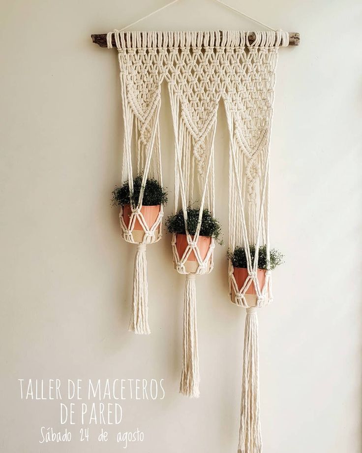 three macrame planters hanging on the wall with text overlay that reads taller de magetos de pared