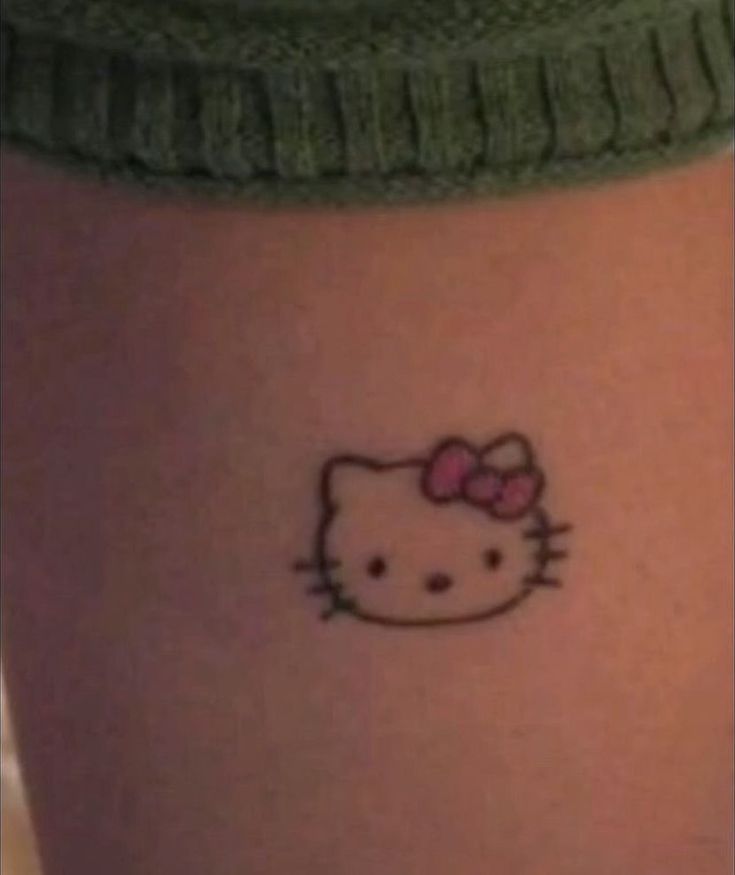 Small Hello Kitty Tattoo, Tattoos For Women Shoulder, Minimalist Tattoos For Women, Tattoo Pequeños Mujer, Trippy Tattoo Ideas, Small Hello Kitty, Soft Tattoo, Hello Kitty Tattoo, Trippy Tattoo