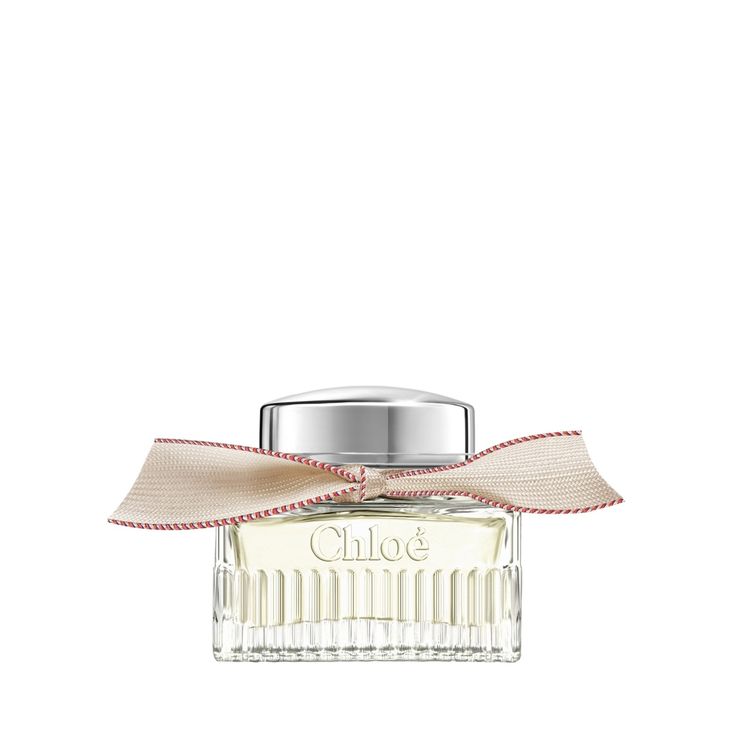 Rievocando l’autentica femminilità e l’indole indipendente della donna Chloé, Chloé L�’Eau de Parfum Lumineuse racchiude al cuore un'emblematica Rosa che irradia una luminosità inedita. Chloé L'Eau de Parfum Lumineuse sembra nascere dall’incontro tra una rosa e un raggio di sole. Questa eau de parfum vegana è formulata solamente con materie prime di origine naturale, alcol* e acqua. La Rosa luminosa è perfettamente abbinata alla Vaniglia, illuminando così il cuore floreale della fragranza con sfu Chloe Perfume, Chloe Fashion, Silver Caps, Bottle Top, Luxury Fragrance, Beauty Treatments, Women Perfume, Silver Accents, Recycled Glass