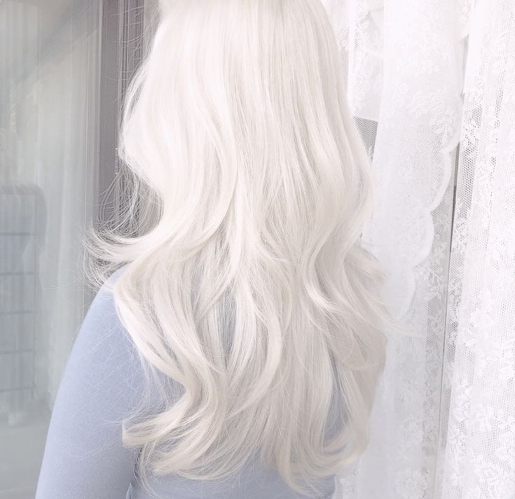 White Hair Long Aesthetic, Long Layered White Hair, White Hair Medium Length, Silvery White Hair, Long Wavy White Hair, White Hair Styling, Nordic White Hair, Hair Color Ideas White, Long White Hair Aesthetic