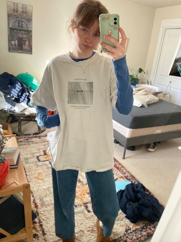 comfy warm outfit, big overzised tshirt, layered shirts, cozy clothes, timeless, graphic tshirt Big T Shirt And Jeans Outfit, Big Tshirt Aesthetic, Layered T-shirt, Layer Tshirts Outfit, Big Tshirt Outfits, Overzised Tshirt, Layered Tee Outfit, Layering White Shirt, Tshirt Winter Outfit