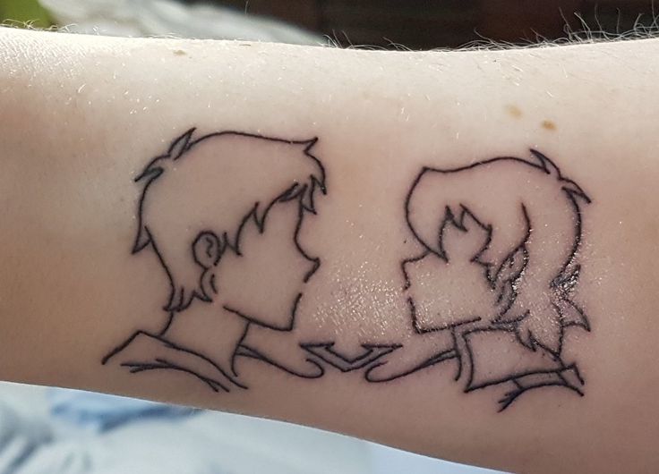 two people are facing each other with their faces drawn on the side of their arm