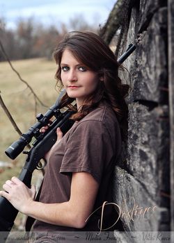 Country Girl - Senior - Cute idea for a senior girl with her hunting gun. Pure Country Hunting Senior Pictures, Pure Country, Country Photography, Hunting Girls, Senior Pictures Poses, Senior Poses, Outdoor Photoshoot, Cute Photography, Grad Photos