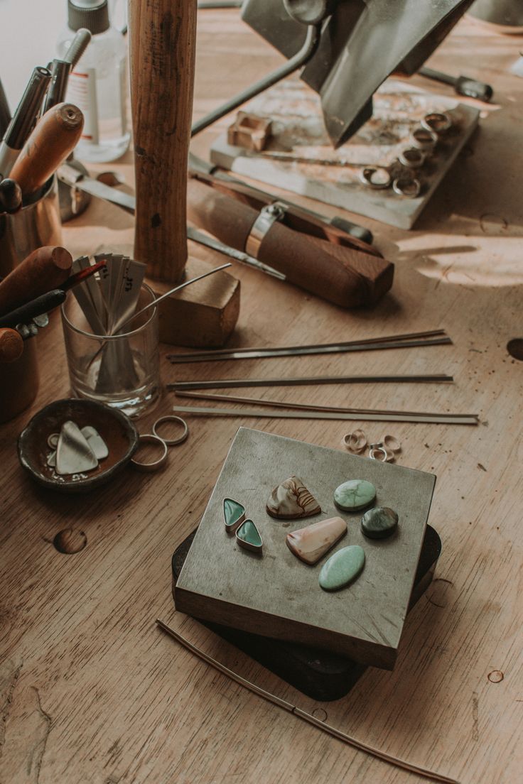 Jewelry Making Workspace, Jewelry Making Station, Jewelry Maker Aesthetic, Jewelry Designer Office, Jewelry Shop Aesthetic, Silversmith Aesthetic, Jewelry Designer Studio, Jewelry Studio Workspaces, Jewelry Maker Studio