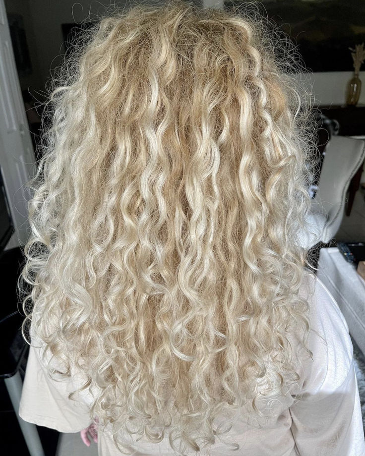 @deesimon adds #extralength to her curls with @curlsbybebonia Spiral, Lightest Blonde 22” extensions Platinum Curly Hair Natural Curls, Bleach Blonde Curly Hair, Platinum Curly Hair, Blonde Curly Hair Natural, Long Blonde Curly Hair, Lightest Blonde, Brown With Blonde, Brown With Blonde Highlights, Curly Clip Ins