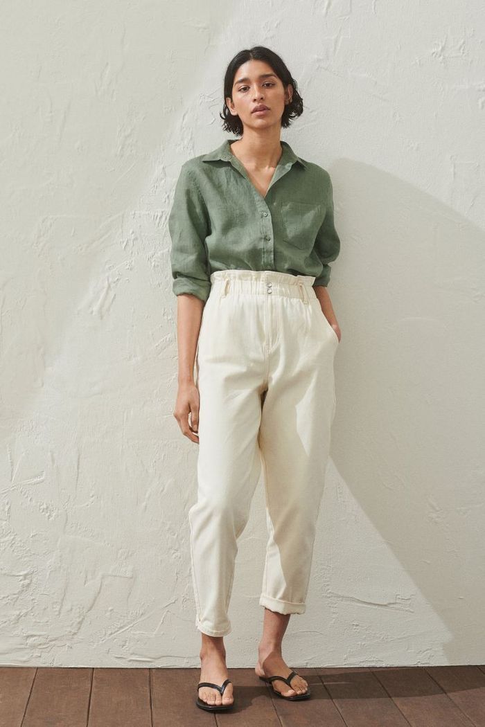 8 Outfits for Classic Summer Style | Who What Wear Cream Pants Outfit, Paperbag Hose, Linen Pants Outfit, Bag Pants, Ladies Pants, Cream Pants, Summer Work Outfits, Fit Pants, Green Shirt