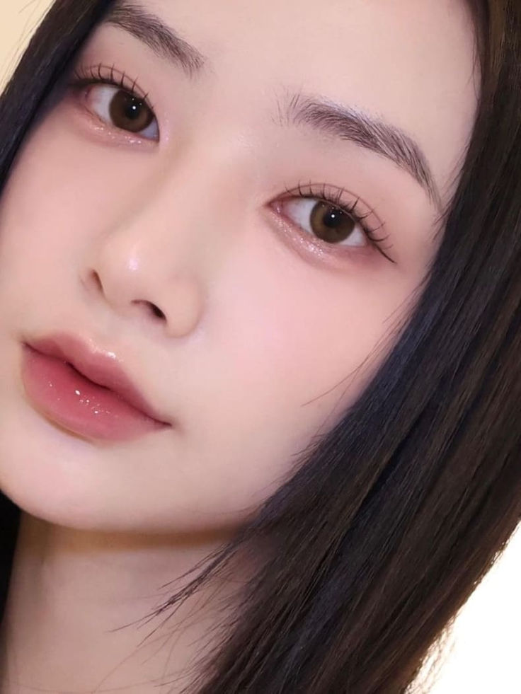 Korean soft makeup look: natural and clean Korean Soft Makeup, Makeup Ala Korea, Makeup Asia, Rosy Makeup, Korean Makeup Look, Light Makeup Looks, Soft Makeup Looks, Eye Makeup Styles, Korean Eye Makeup