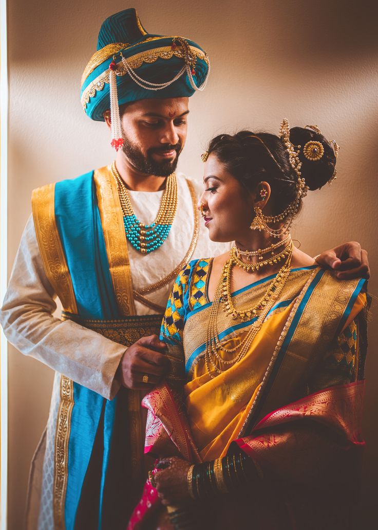 Nauvari Couple Photoshoot, Maharashtrian Groom Look, Maharashtrian Wedding Look For Couple, Marathi Marriage Couple Photography, Vaidik Couple Pose, Marathi Wedding Couple Poses, Vaidik Marriage Dress, Vidhi Look For Bride And Groom, Saptpadi Couple Look