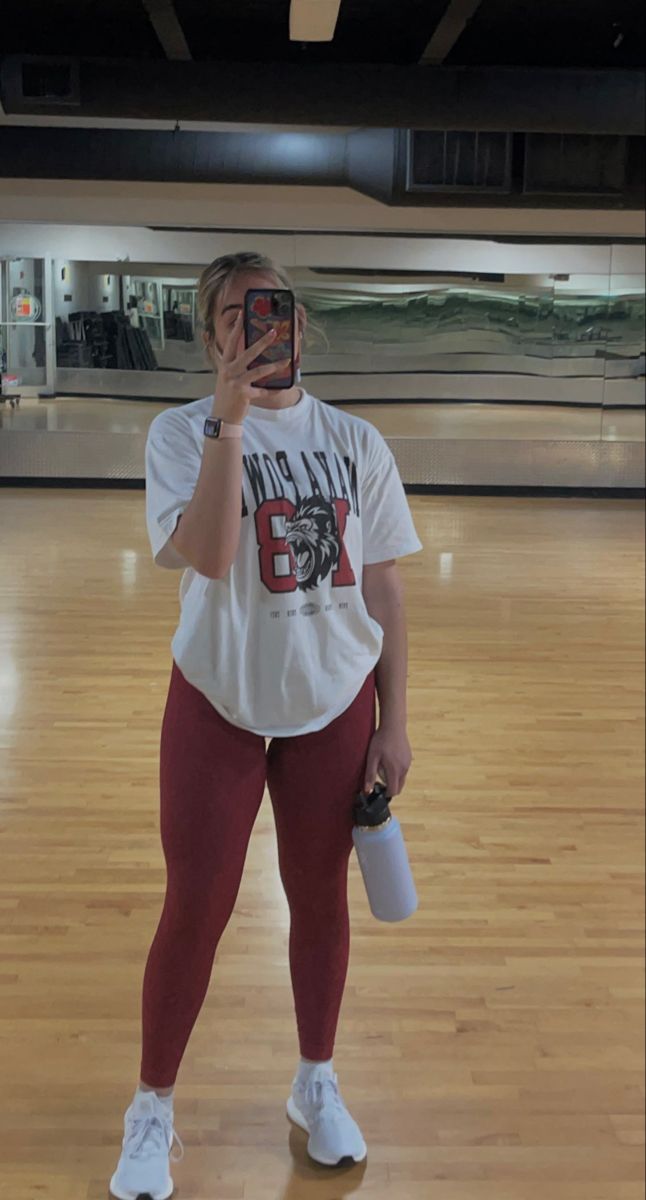 Gym Outfit Inspo Curvy, Gym Shirt Outfit, Red Gym Leggings Outfit, Gym Oitfit Girl, Gym Outfit Big Shirt, Gym Outfit Women Aesthetic, Gym Outfit Inspo Aesthetic, Gym Outfits For Women Gymshark, Big T Shirt Gym Outfit