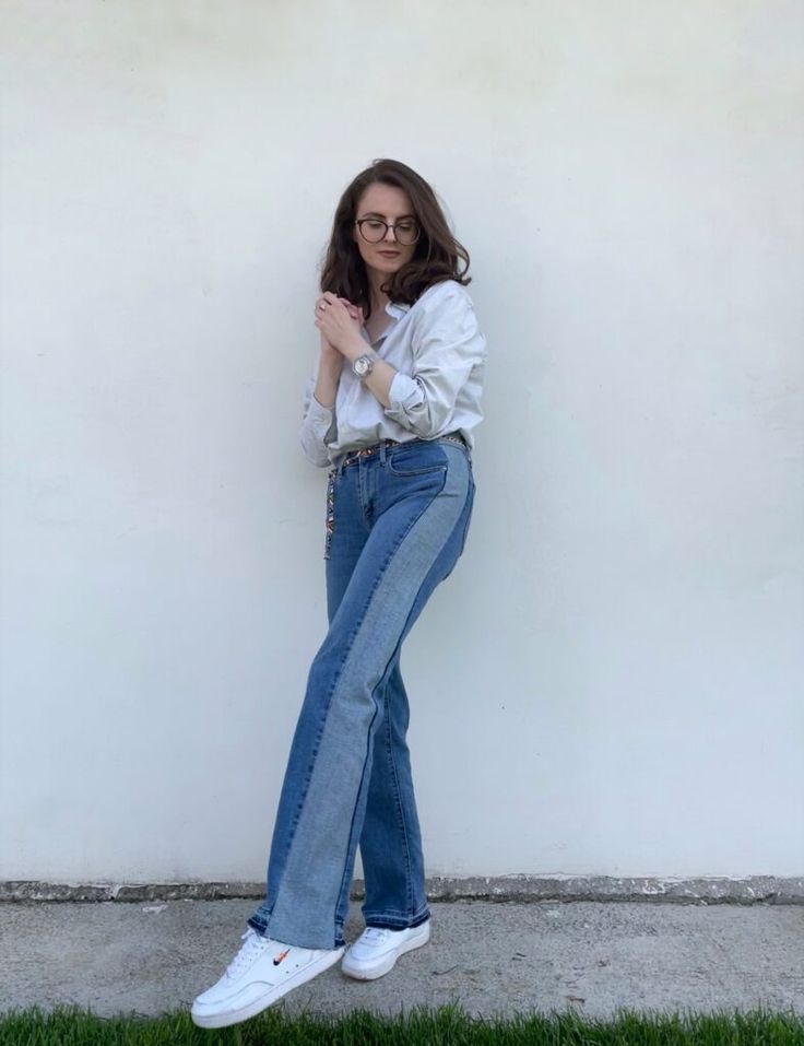 skinny leg to wide leg jeans refashion with panels Jeans With Side Panels, Diy Wide Leg Jeans, Refashion Jeans, Jeans Upcycle, Jeans Refashion, Diy Pants, Unique Jeans, Thrift Flips, Upcycle Clothes Diy