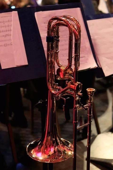 an instrument that is sitting on top of a table