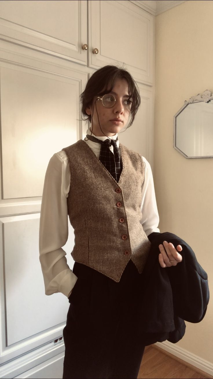 Business Professional Outfits Aesthetic, Whimsical Academia Outfits, Archivist Aesthetic Outfit, Narrator Outfit, Poet Aesthetic Outfits, Narrator Costume, Dark Academia Suit, Old Fashion Outfits, Dude Aesthetic