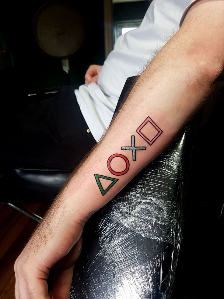 a man with a tattoo on his arm that says xoxo in red and green