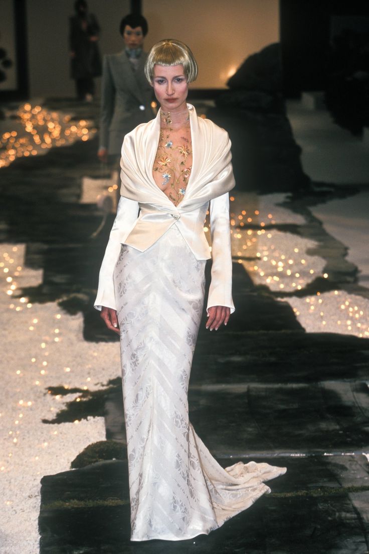 Givenchy 1998, Alexander Mcqueen 90s, Roberto Cavalli Vintage, 90s Fashion Dresses, Mcqueen Couture, Alexander Mcqueen Runway, Givenchy Haute Couture, Sheer Outfit, Givenchy Couture