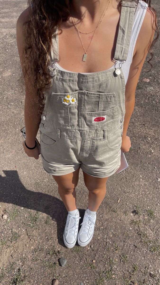 White Overall Shorts Outfit, Outfits With Overalls Shorts, Shorteralls Outfits, Noah Khan Outfits Concert, Overall Outfits Shorts, Noah Kahan Concert Outfit Ideas Summer, Railbird Festival Outfit, Overall Shorts Outfit Summer, Granola Concert Outfit