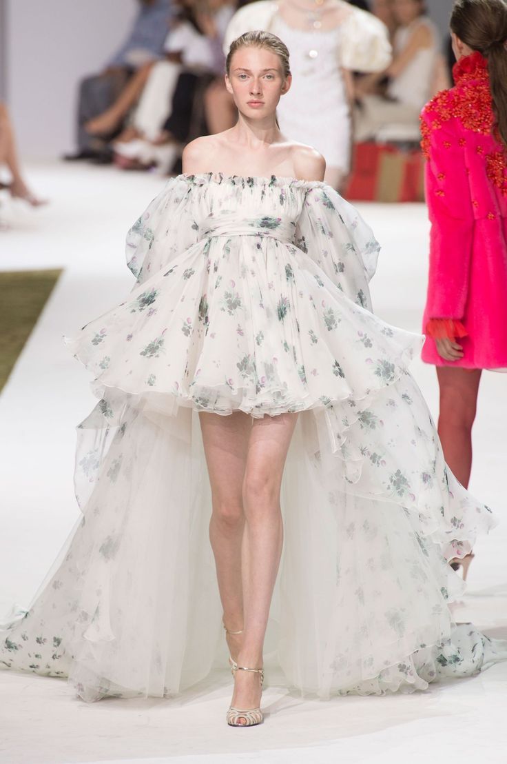 31 of the Dreamiest Gowns From Fall Couture 2016 Runway Dresses Gowns, Runway Fashion Vintage, Runway Fashion 2020, Giambattista Valli Couture, Dreamy Gowns, Haute Couture Paris, Runway Fashion Couture, Runway Outfits, Dior Haute Couture