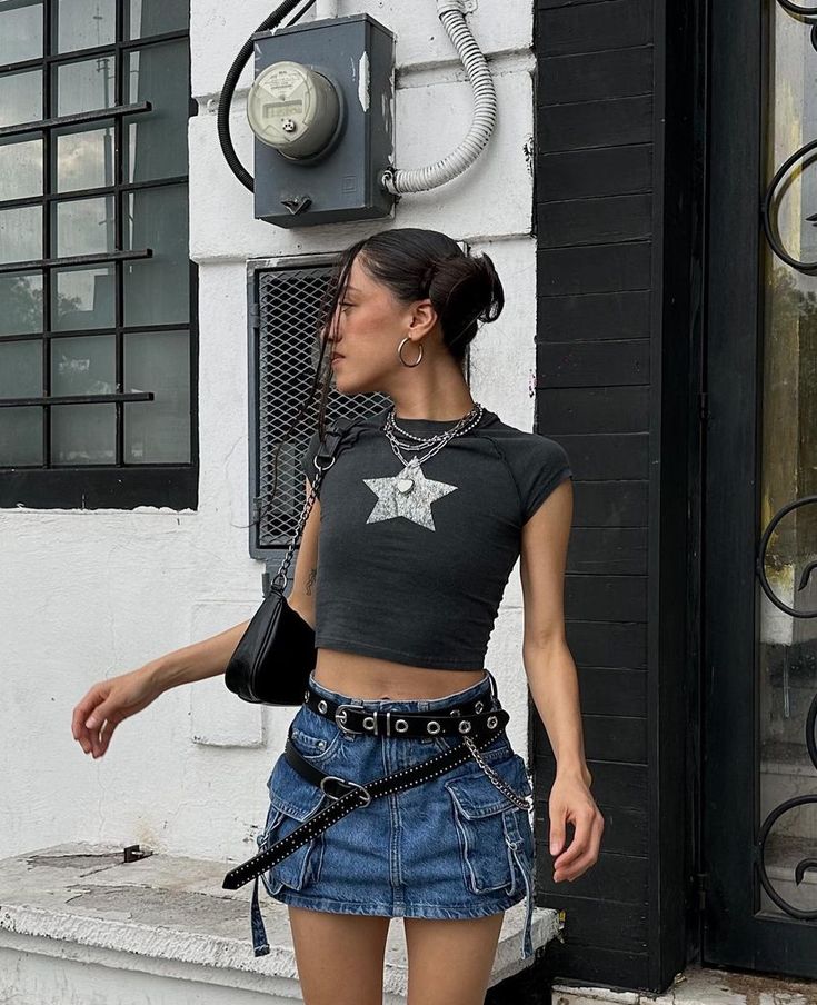 Troye Sivan Concert Outfit, Rock Outfits For Women Concert, Mini Denim Skirt Outfit, Bershka Outfit, Outfit Mini Skirt, Cargo Skirt Outfit, Queer Style, Trend Jeans, Barbie Quotes