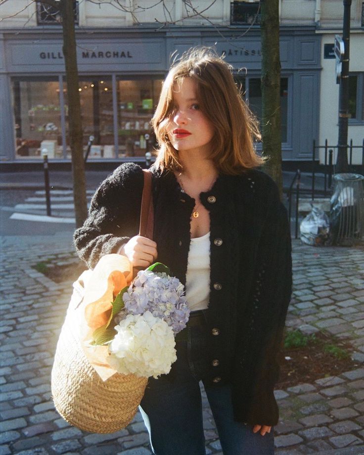 722 Likes, 12 Comments - Valentine Martin-Duchêne (@valmrtdu) on Instagram: “La belle @camilleyolaine 💐 le reste des photos sur @val_35mm 📷 . . . . .  #montmartre #parisienne…” Camille Yolaine, Casual Easter Outfit, Fashion Expression, French Aesthetic, Stylish Aesthetic, French Girl Style, Aesthetic White, Hair Images, Easter Outfit